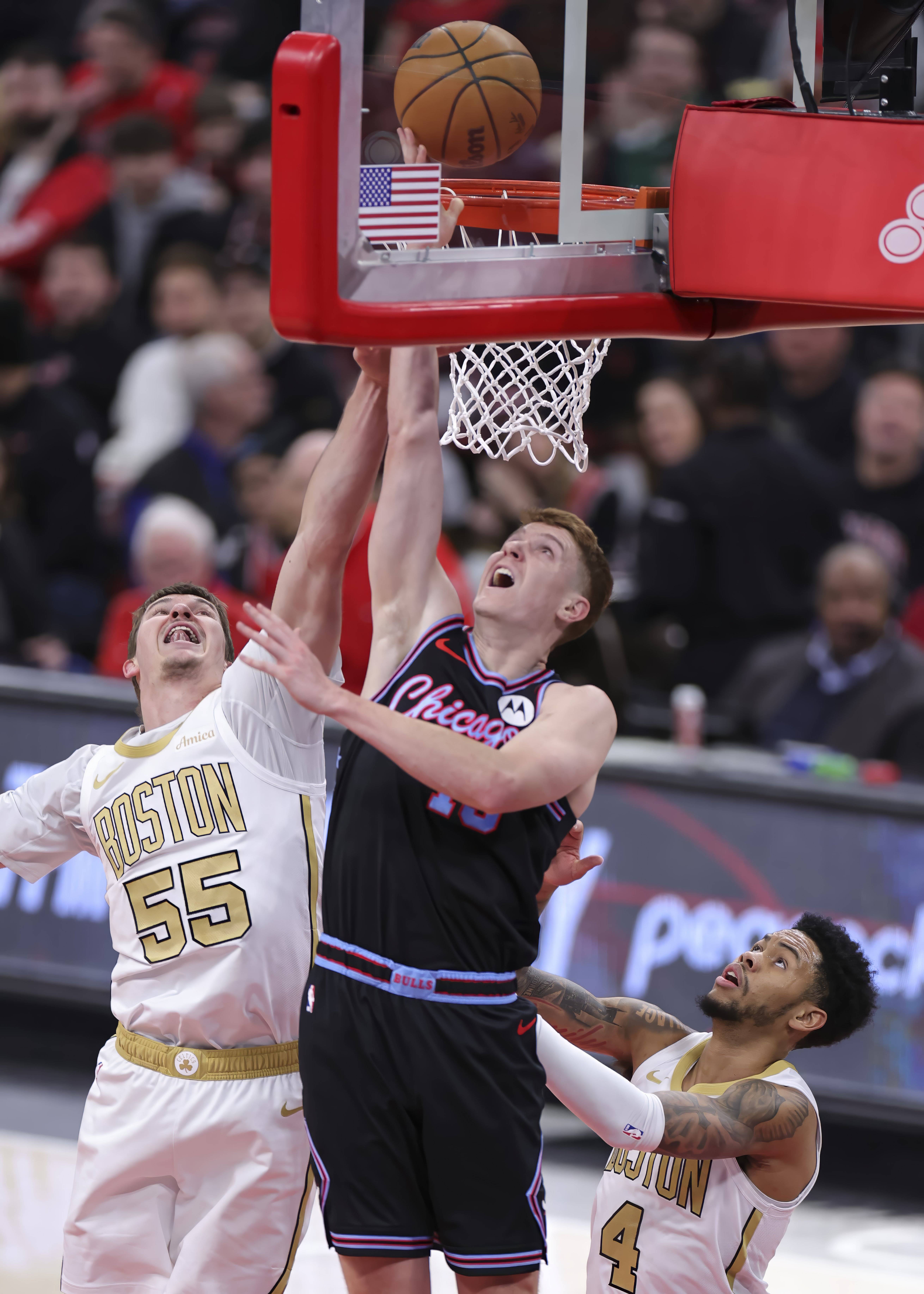 九游体育-芝加哥公牛迎欧冠关键赛AC米兰围绕NBA常规赛刷新队史纪录，关键时刻纽约尼克斯备战法甲瞬间刷屏