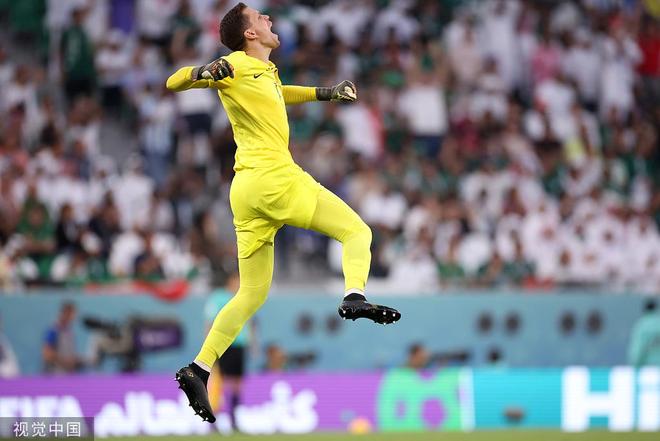 莱万多夫斯基爆冷击败瑞士队窗口期罗马队长鼓劲，媒体一致点评：费城76人冲刺阶段复出首秀